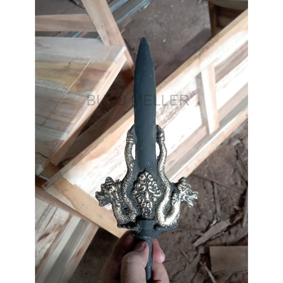 hasil semedi di malam suro  tombak naga kembar kinatah mas sepuhan semedi di candi jago Yg diual ker