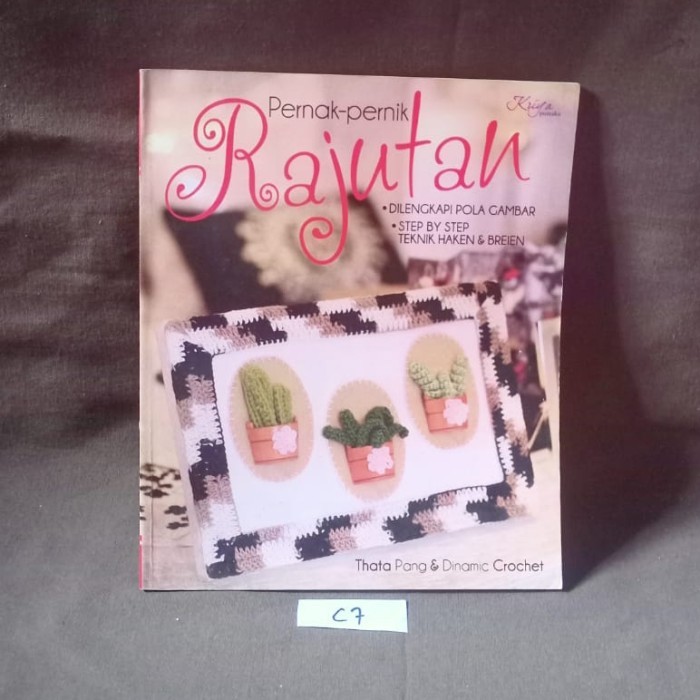 

Buku - Pernak-Pernak Rajutan