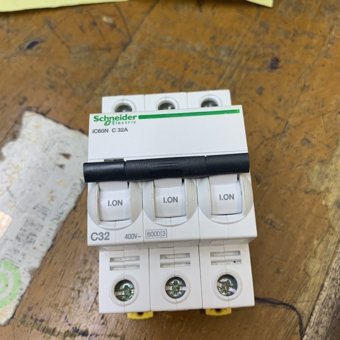 mcb ic60n 3p 32a schneider