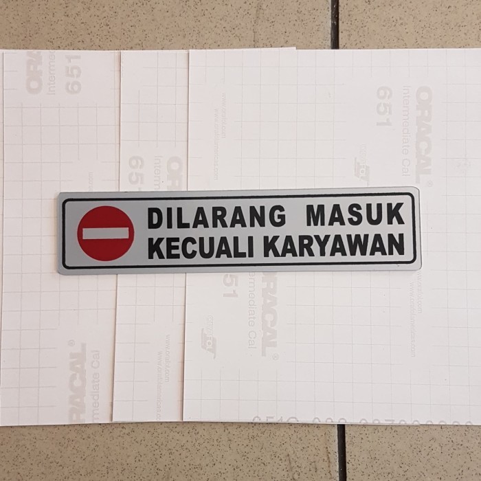 

JUAL LABEL STICKER SEMI PLAT SILVER DILARANG MASUK KECUALI KARYAWAN