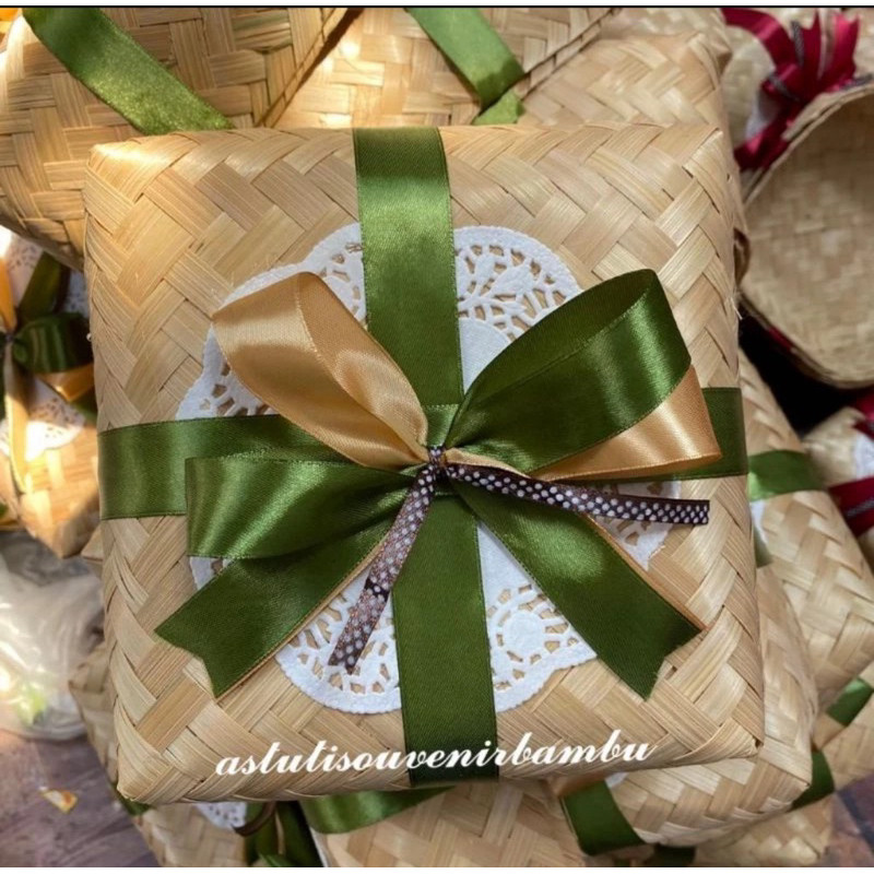 

PROMO SALE BESEK BAMBU NATURAL 25X25X8 CM FREE PITA JEBRET( HARGA SEPASANG) besek nasi/ besek hias/ besek murah/ pipiti / besek bambu/ besek souvenir