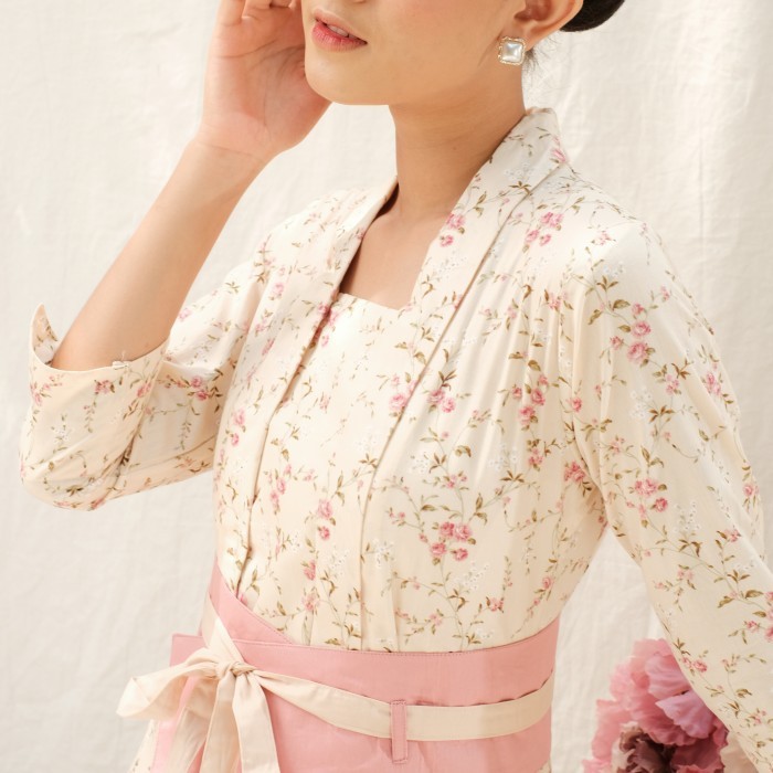 

Kebaya Kutubaru Clarris Lengan 7/8 Meradelima Katun Jepang Cream - L