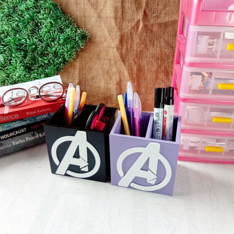 

MEMELASHOP Tempat pensil Avengers desain logo timbul hiasan dekorasi kamar