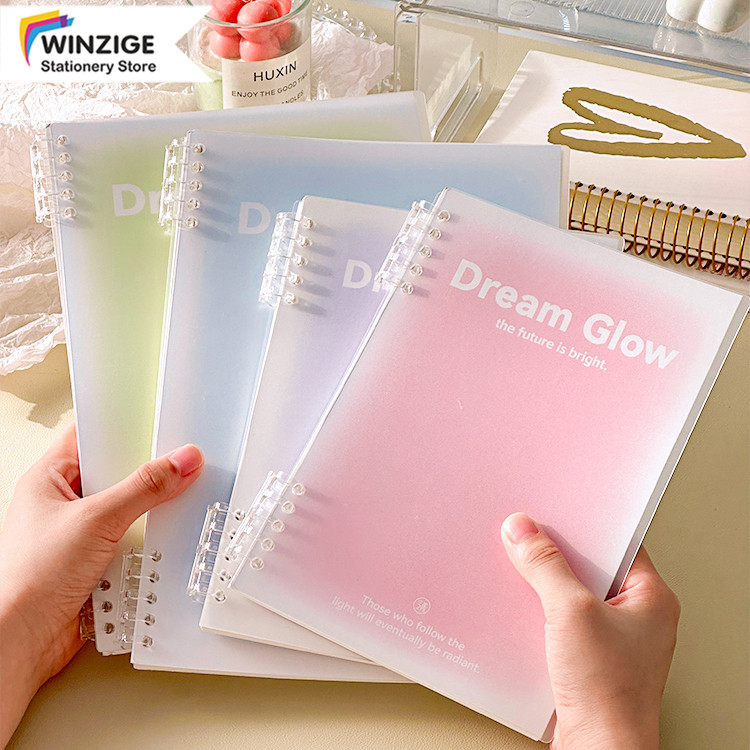 

Winzige Notebook A5 B5 Buku Diary Aesthetic Cover Plastik Buku Tulis Sekolah Lucu Buku Catatan Pink School Stuff Binder 360 Derajat Notebook Aesthetic Korea Lose Leaf Binder Kuliah Buku Besar Perlengkapan Sekolah Alat Tulis