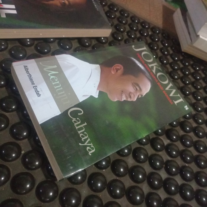 Buku Jokowi  Menuju Cahaya