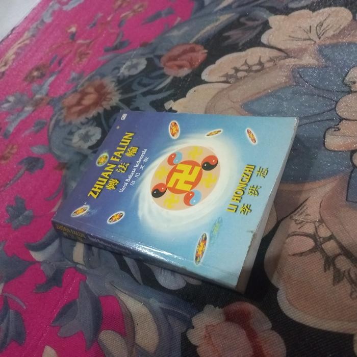 Buku Zhuan Falun versi  Bahasa Indonesia