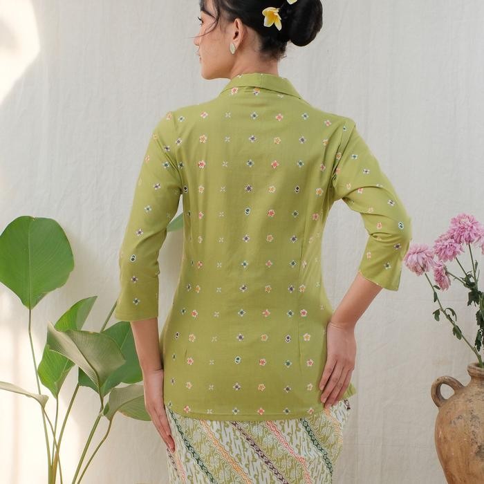 

Kebaya Kutubaru Etnik Jasmine Lengan 7/8 Meradelima Katun Hijau - XS