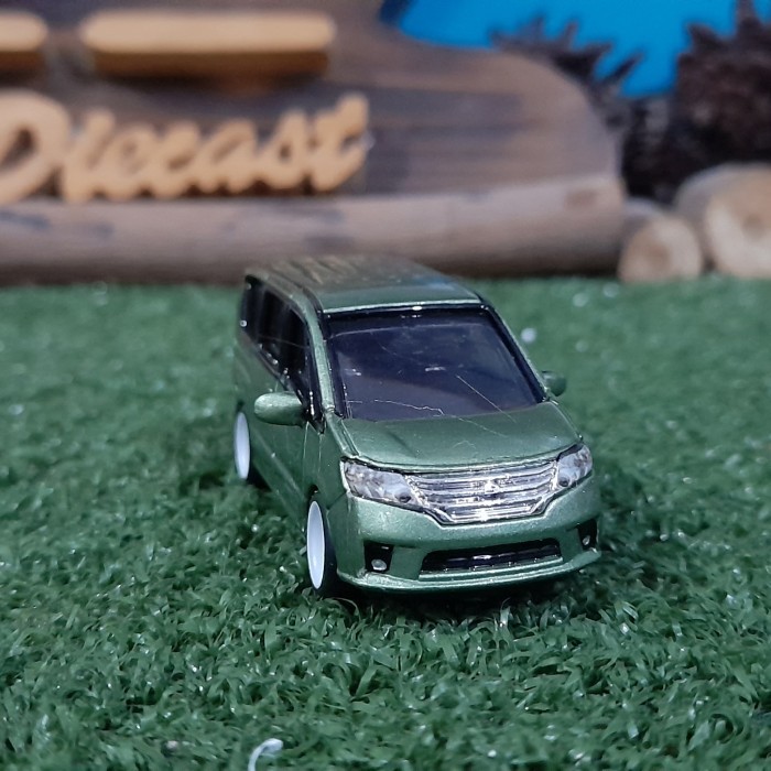 Diecast Nissan Serena C26 hijau mainan anak skala 64