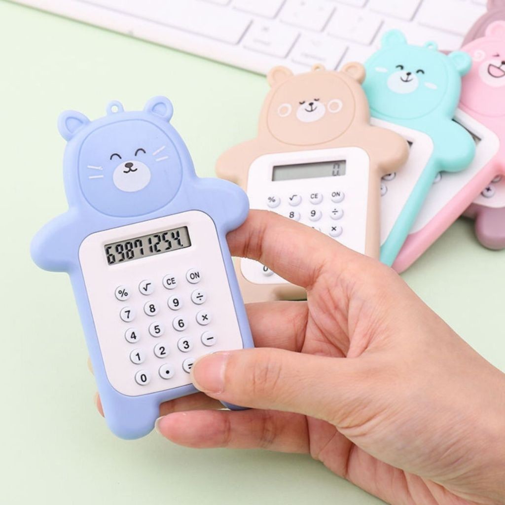 

[COD]Calculator Mini Portable Motif Bear / Kalkulator 8 Digit Alat Hitung Pejumlahan Pengurangan Perkalian Pembagian Bentuk Gambar Beruang Lucu Tombol Karet Perlengkapan ATK Anak TK SD SMP Sekolah Kantor Kado Hadiah Ulang Tahun Souvenir