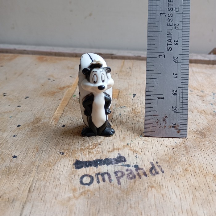 MAINAN figure kartun Looney Tunes pepe le pew