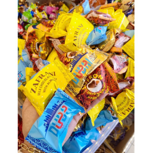 

Coklat Kurma DUBAI Almond 1KG Chocolate Dates with Almond
