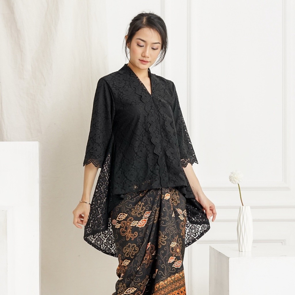 LIE  KEBAYA ENCIM MODERN PANJANG BELAKANG PENGUIN BRUKAT PUTIH HITAM