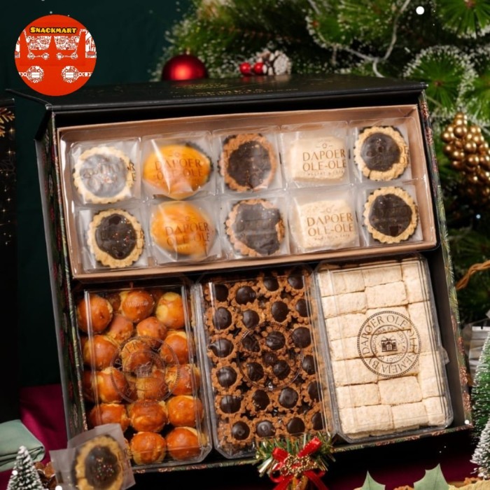 

Hampers Natal Kue Kering Christmas Package / Paket Kue Kering Natal / Parcel Natal Kue Kering Premium - Snow Hard Box 2 box Pie + 3 Cookies Premium