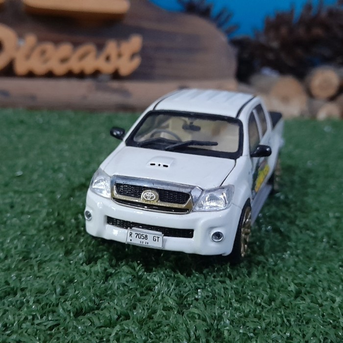 Diecast Toyota Hilux mainan anak skala 43