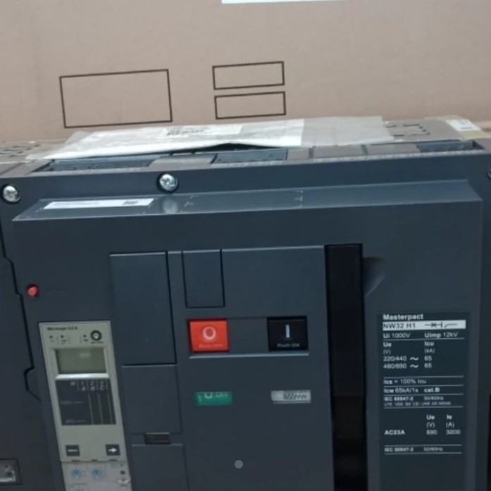 ACB NW 3200A 4P NW32H1 SCHNEIDER MOTORES+UVT ORIGINAL