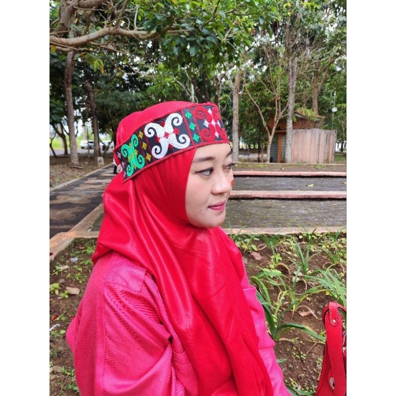 aksesoris kepala untuk tari topi adat dayak