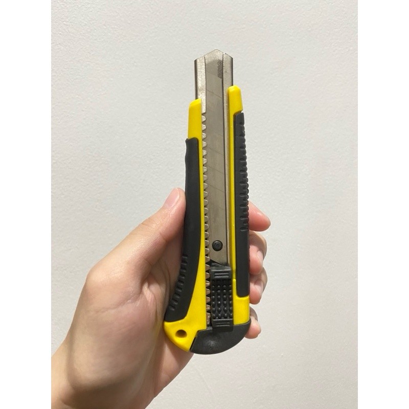 

Cutter Besar Tajam Anti Slip / Pisau Cutter Besar / Cuter Tajam / Cutter Anti Slip / Cutter Besar Murah