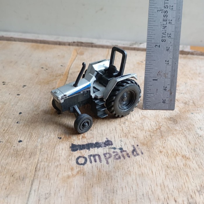 MAINAN diecast maisto tractor bekas