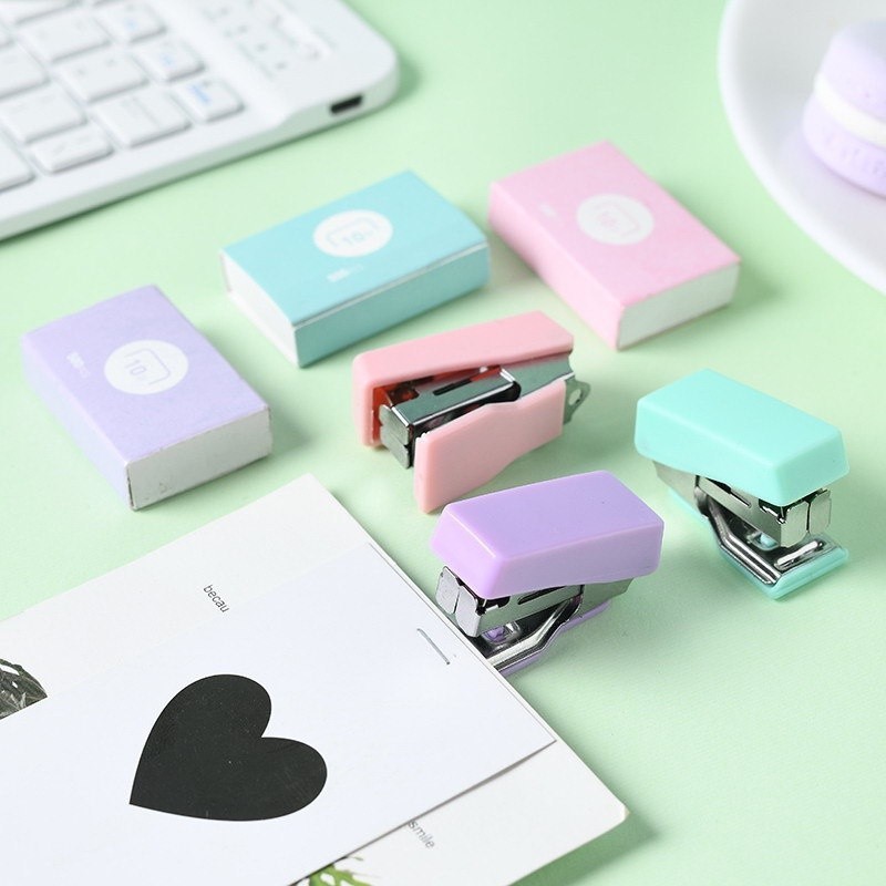 

TTT Mini Stapler Set Macaron Color Staples Mini Ukuran Kecil Unik Kemasan Box Lucu Free Isi Warna Pastel Perlengkapan Kantor