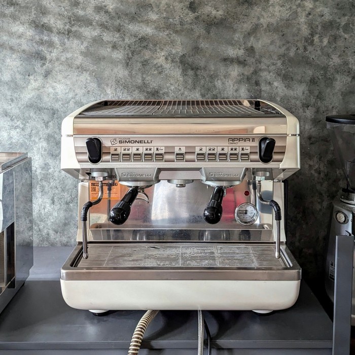 Mesin kopi espresso Simonelli Appia 2 Compact