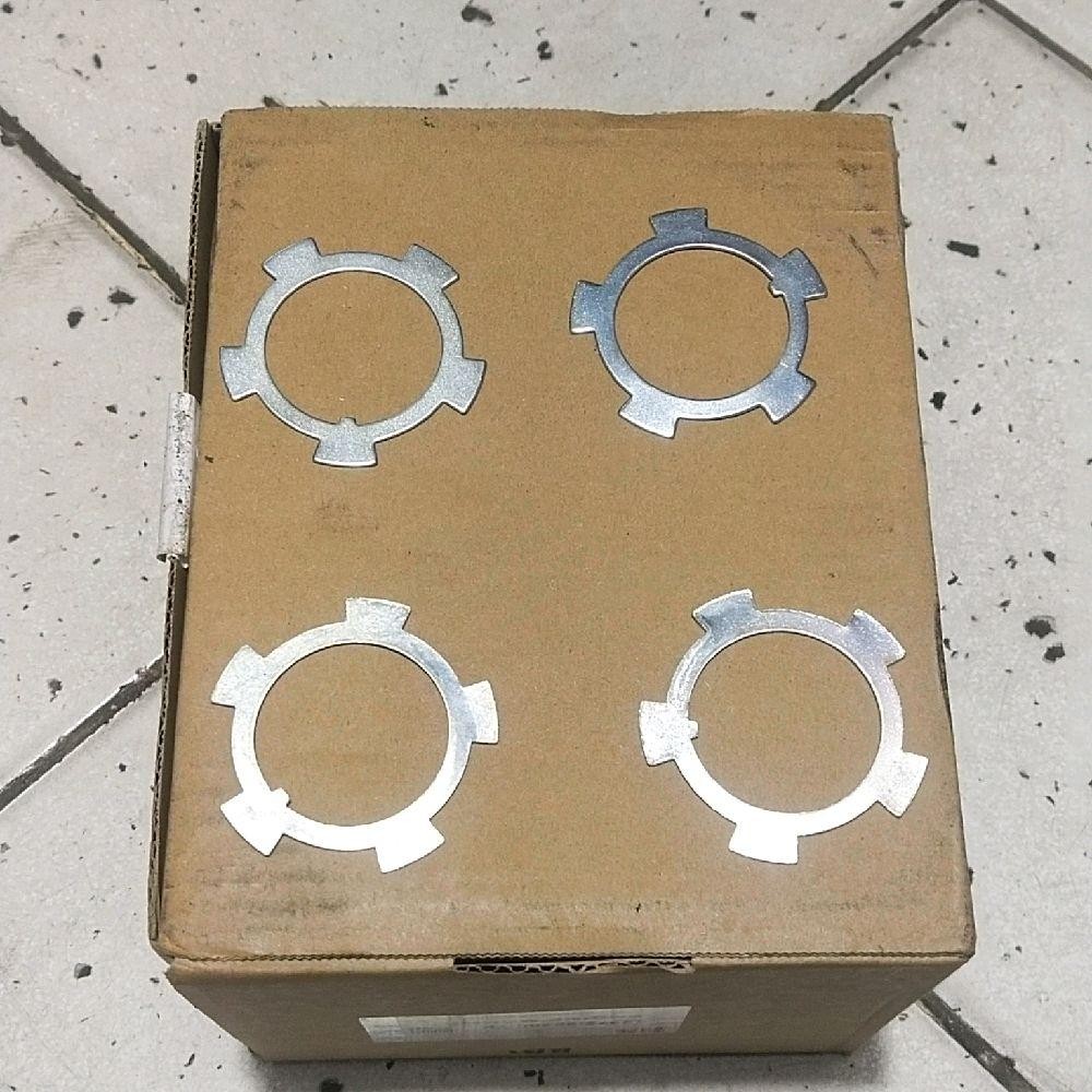 Plat Cakar Kuncian Leher Bearing Roda Land Cruiser VX80 LC80 VX100 satuan