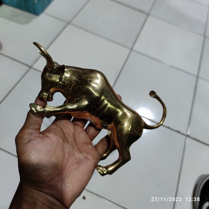 patung banteng kerbau bull emas