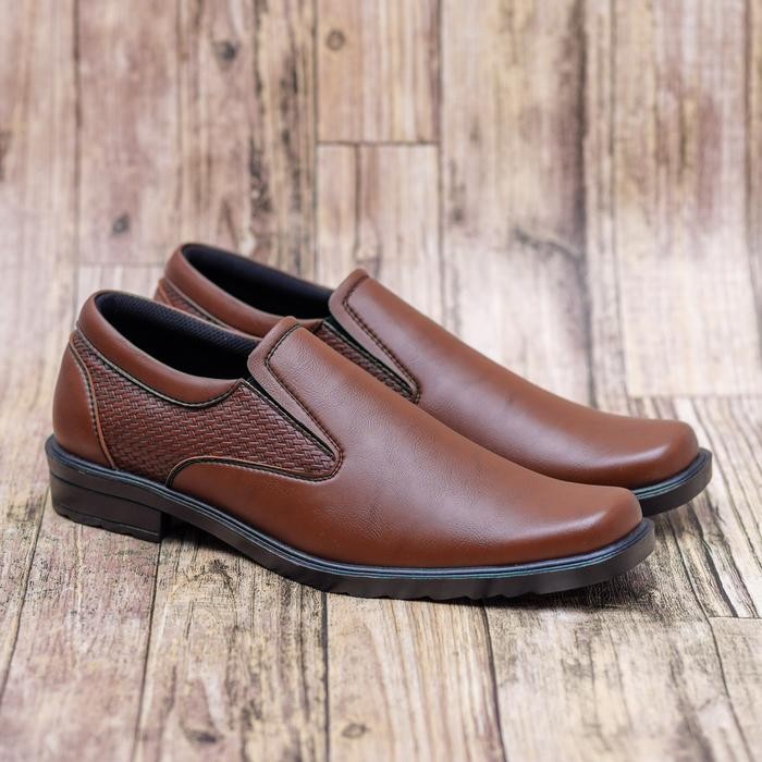 PAULMAY - Sepatu Formal Casual Pria Wina 69 Brown Pantofel Shoes Kerja Hitam Coklat Fantofel - Brown