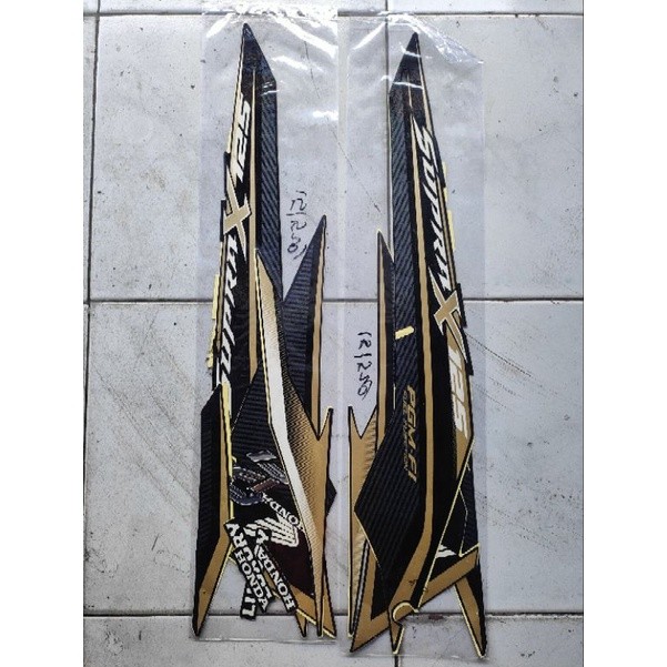 STRIPING STICKER SUPRA X 125 LUXURY FI 2015 2016 STICKER SUPRA X 125 FI LUXURY 2016 HITAM GOLD