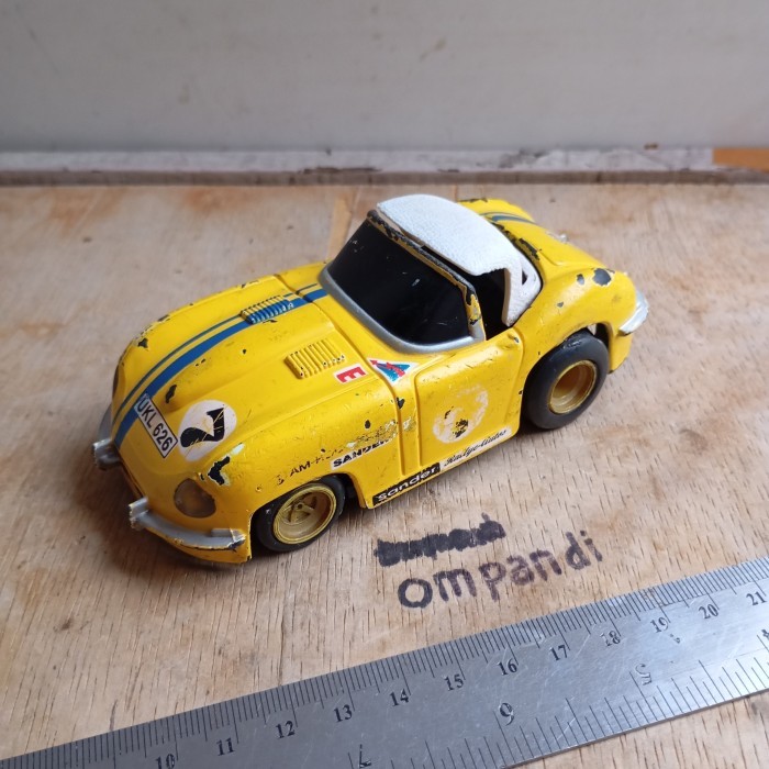 MAINAN miniatur mobil vintage kuning