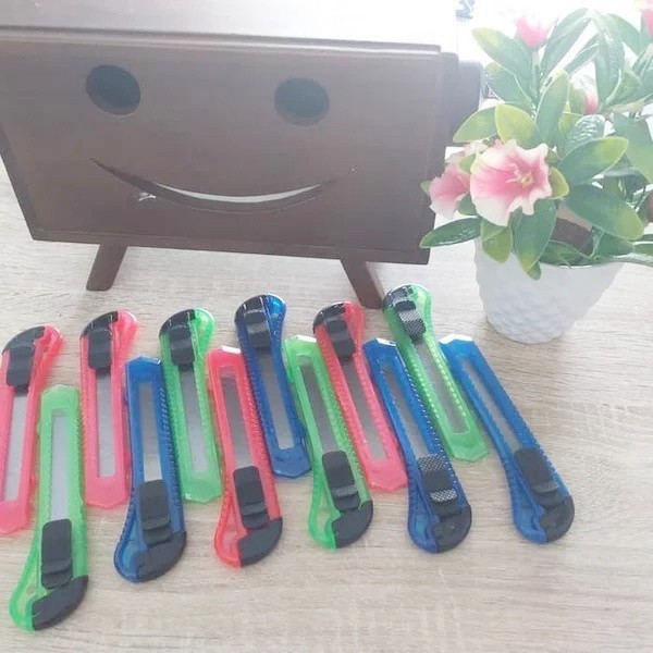 

Pisau Cutter Ukuran Besar 18mm / Transparan Warna Warni Cuter Super Tajam Sliding Knife Cutting Tool Alat Potong Kertas Kardus Kater Plastik Perlengkapan ATK Sekolah Berkualitas 2