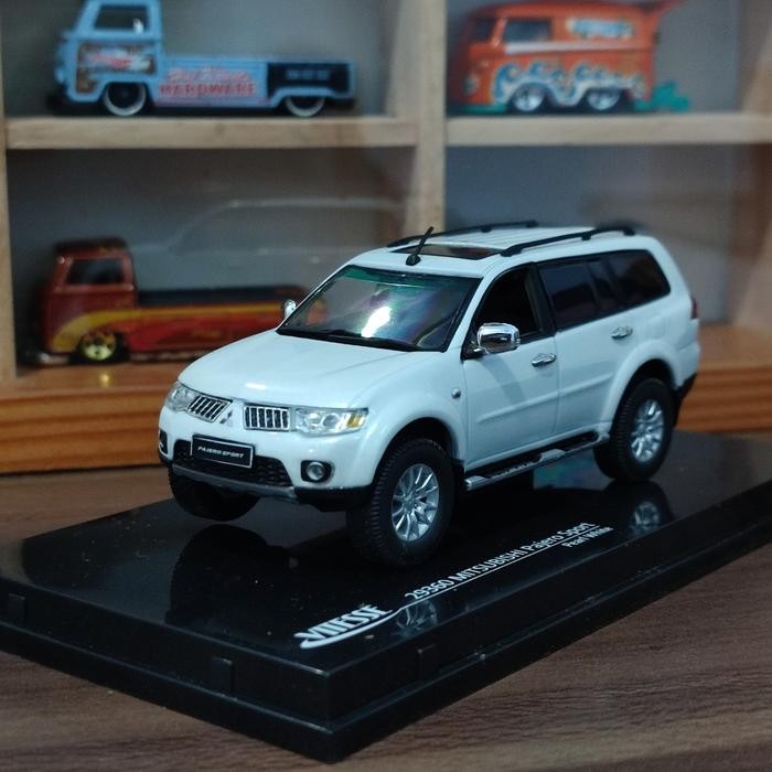 Diecast Miniatur Mitsubhisi Pajero Sport Vitesse Skala 1:43 White