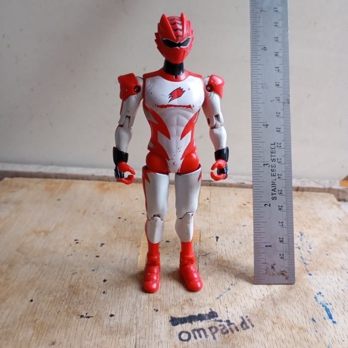 MAINAN figure power rangers jungle fury merah