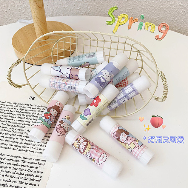 

Lem Perekat Kertas Glue Stick Lem Stik Batang Putar Sekolah Kantor Motif Korea Lucu - 1021