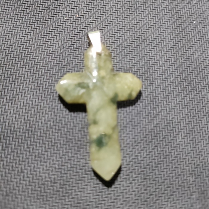 liontin batu giok salib warna hijau 002