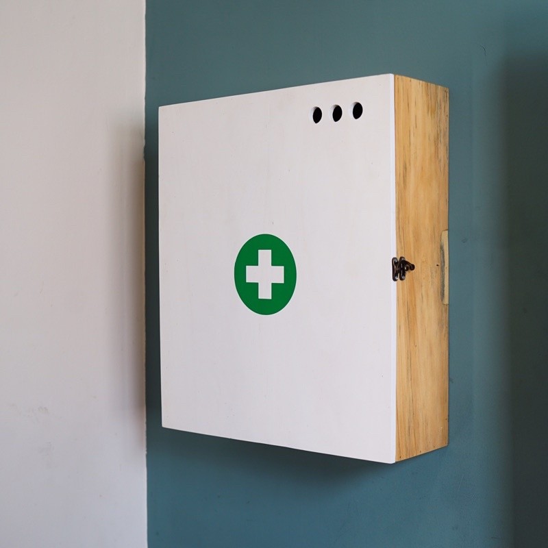 ARFSHOP Nanhayu P3K - Kotak Obat P3K Kayu First Aid Box Lemari Obat Serbaguna