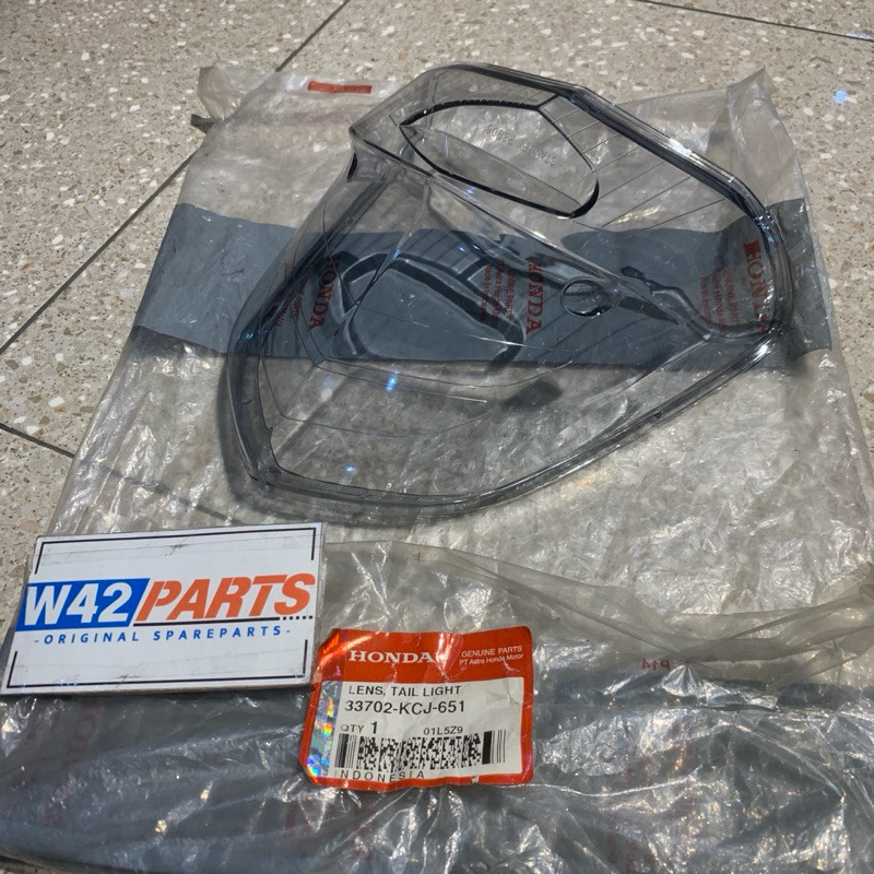 MIKA STOP LAMP / LAMPU BELAKANG TIGER REVO PECE 33702 KCJ 651 ORIGINAL AHM