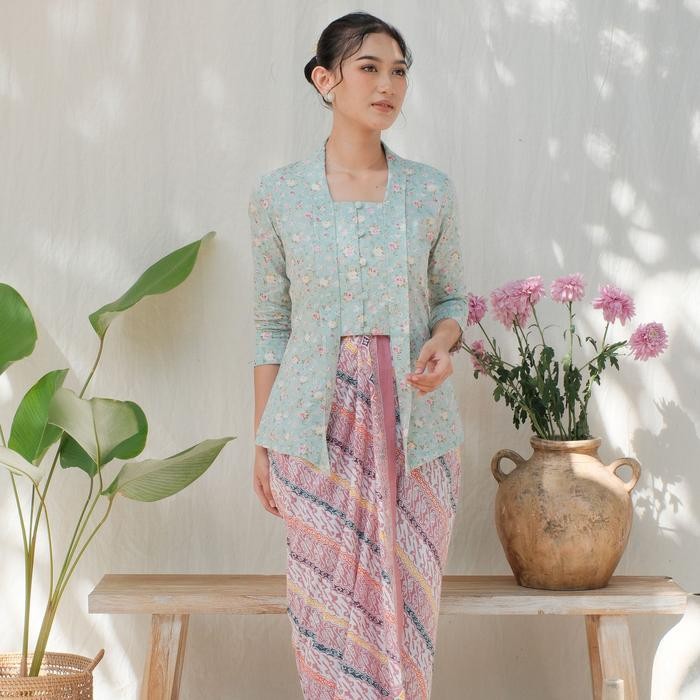 

Kebaya Kutubaru Rosea Lengan 7/8 Meradelima Katun Jepang Hijau Tosca - XS