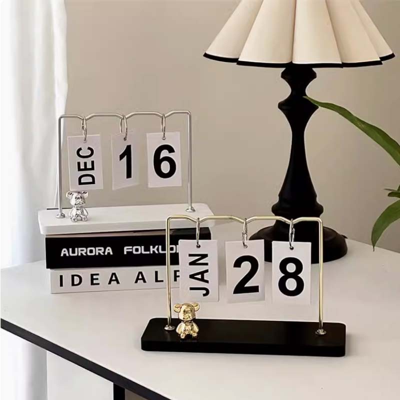 

Beruang kalender ornamen ruang tamu ruang kantor kalender desktop kantor Pajangan Ornamen Desktop Calendar Aesthetic kreatif kerajinan logam besi Eropa