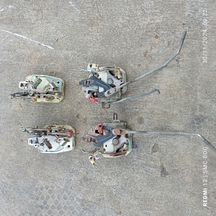 Doorlock pintu Timor depan/belakang kanan/kiri copotan 1pcs - BLK KIRI