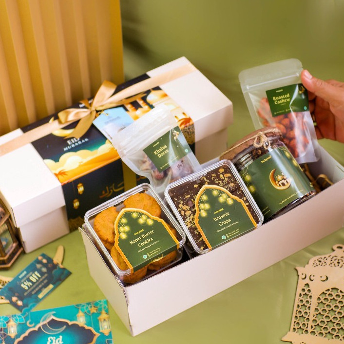 

Hampers Lebaran Idul Fitri / Parcel Lebaran (Ramadhan) / Eid Hampers - Semi Hardbox - Honey Butter Cookies + Oatmeal Cookies + Brownie Crisps + Roasted Cashew + Dates + FREE KARTU + PITA + TAG + VOUCHER + BUBBLE WRAP | LUCKYBITE