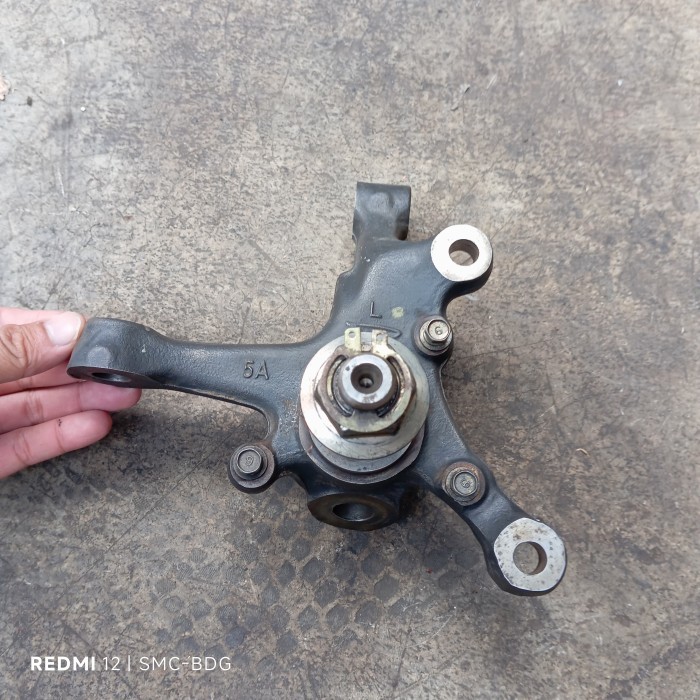 Knuckle knakel roda depan kiri L Mobil Avanza Xenia lama old copotan