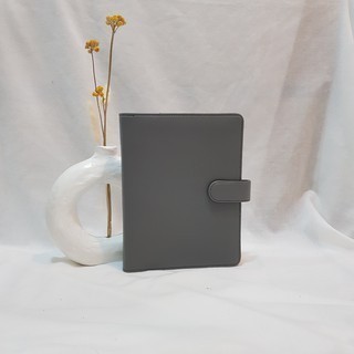 

Binder Kulit Abu-Abu Polos A5 20 Ring Agenda Polos Eksklusif A5 Polos 20 Ring Binder A5 20 Ring Murah Warna Abu-abu