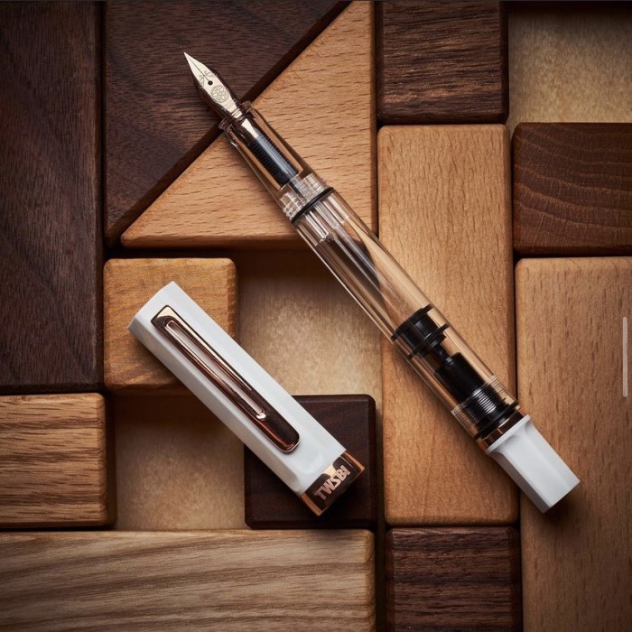 

[New]PROMO TWSBI Eco Deluxe Piston Filler Fountain Pen - White Rose Gold, SS Fine