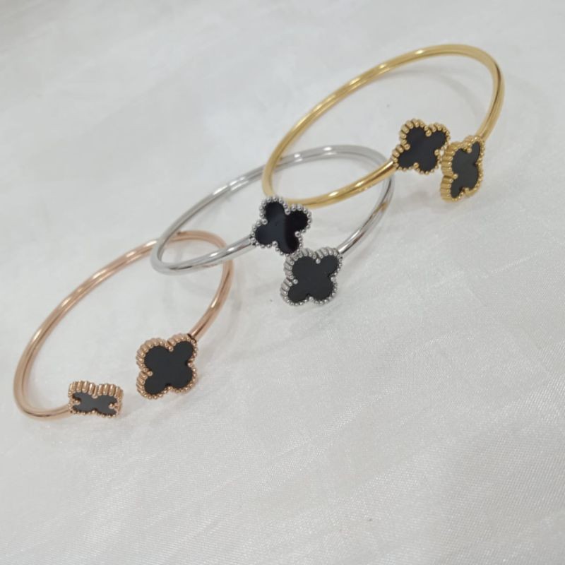 gelang bangle titanium clover hitam hitam