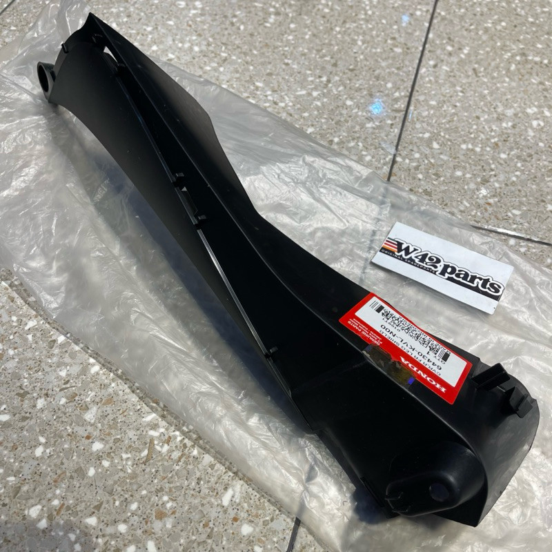 COVER LEG SHIELD SAMBUNGAN SAYAP LUAR KANAN SUPRA X 125 BATMAN ORIGINAL AHM 64430 KVL N00