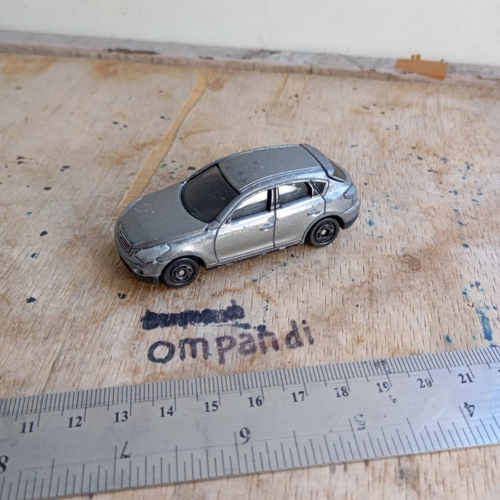 ZS34 diecast tomica Nissan skyline crossover bekas