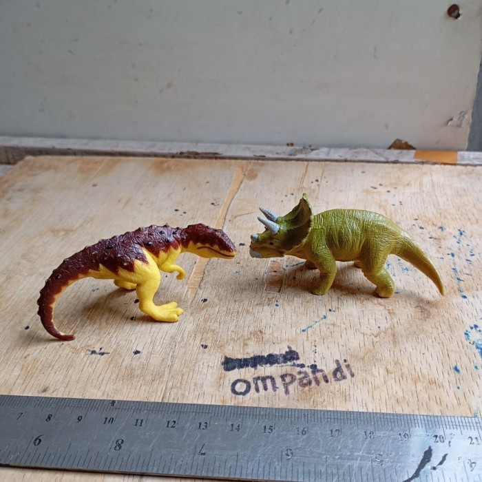 ZS35 2 pcs figure hewan dinosaurus recur