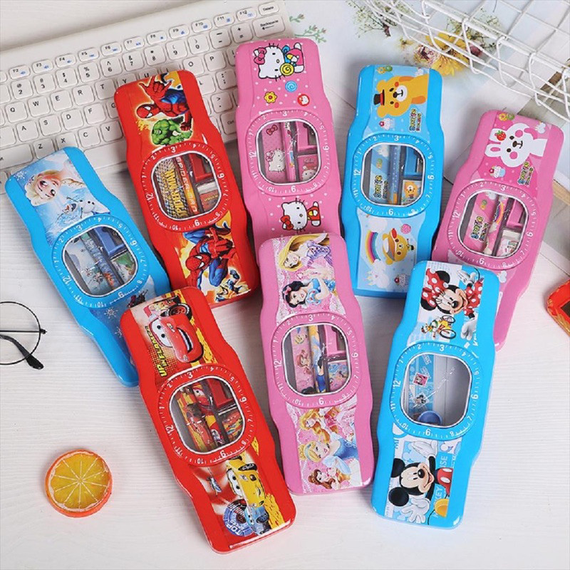 

(wk acc) kotak pensil 817 / kotak pensil bentuk jam plus pensil set lengkap / Tempat Pensil Karakter Dilengkapi pensil,Penggaris,Pengghapus,Pengasah / Kotak Pensil Kaleng UNIK / Pencil Case / Tepak Pensil / Boks Pensil / Box Pen