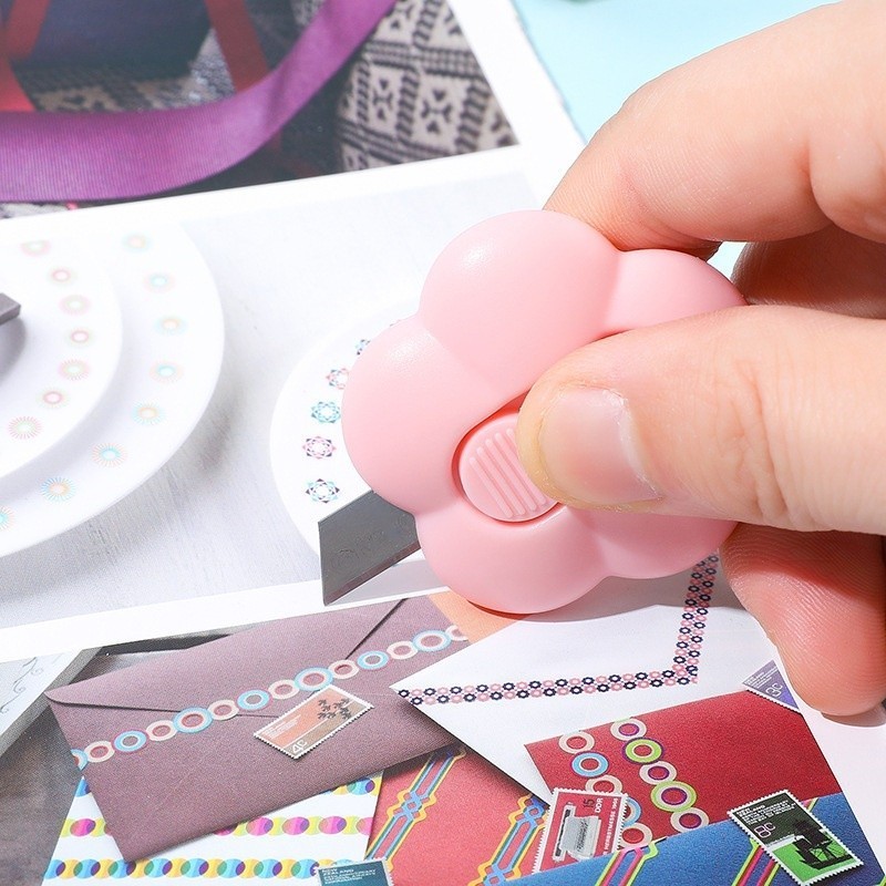 

MMD Cutter Mini Portable Bentuk Bunga Pemotong Kertas Cutter Lucu Bentuk Flower Warna Pastel Untuk Unboxing Paket