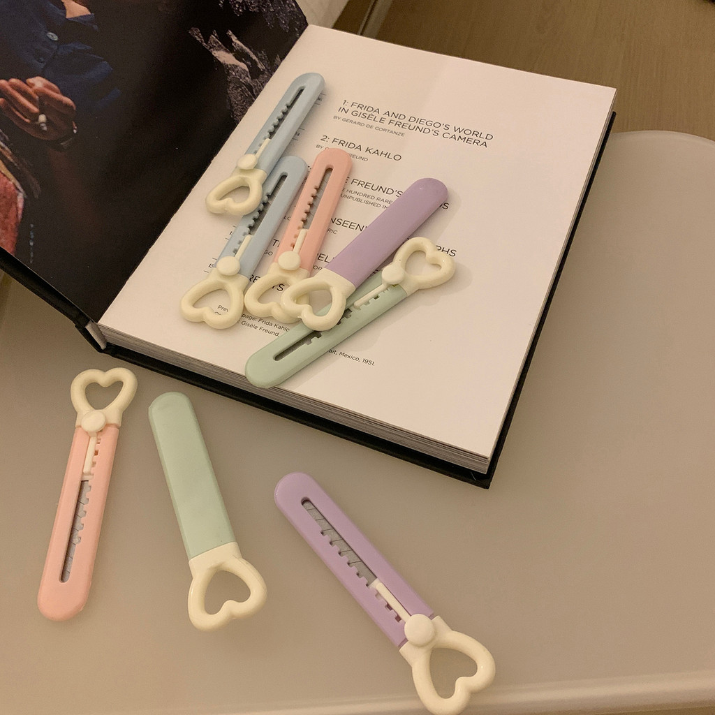 

SKYSONIC Kawaii Mini Love Heart Art Utility Knife Express Box Knife Paper Cutter Craft Wrapping Refillable Blade Stationery Tool